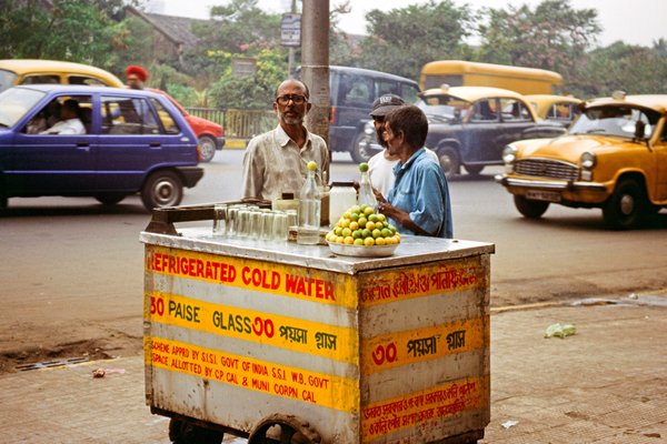 Karretje met gekoeld drinkwater in Calcutta