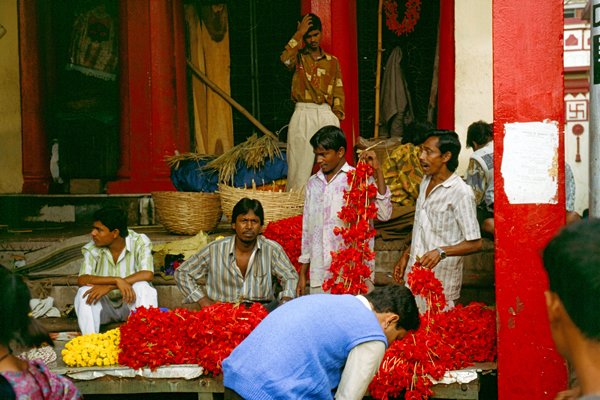 Verkoop van slingers bij de Kali tempel in Calcutta