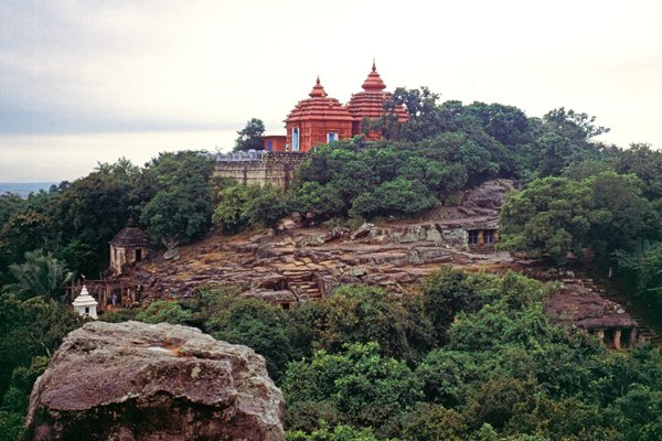 De grotten van Udayagiri en Khandigiri bij Bhubaneswar liggen op twee heuvels