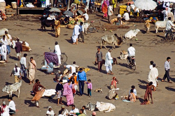Verkopers, bedelaars en pelgrims op straat bij de Jagganath Tempel in Puri