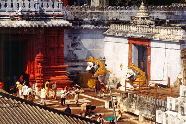 Een binnenplaats van de Jagganath Tempel in Puri, India 1997