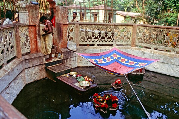 Offers in de zwavelbron van Taptapani, Orissa 1997
