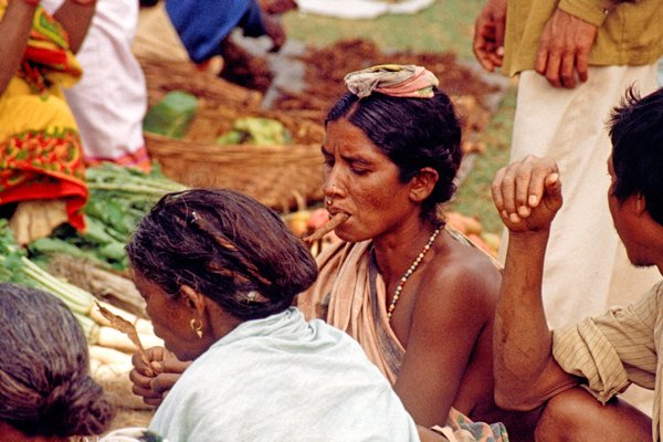 Vrouw met sigaar op de weekmarkt in Bissam Cuttack, Orissa 1997