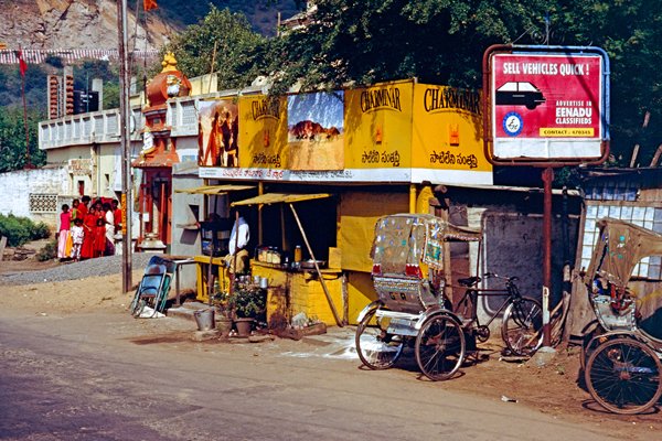 Een straathoek met eetkraampje in Vijayawada, Andhra Pradesh