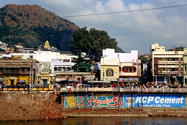 De stad Vijayawada aan de Krishna rivier, India 1997