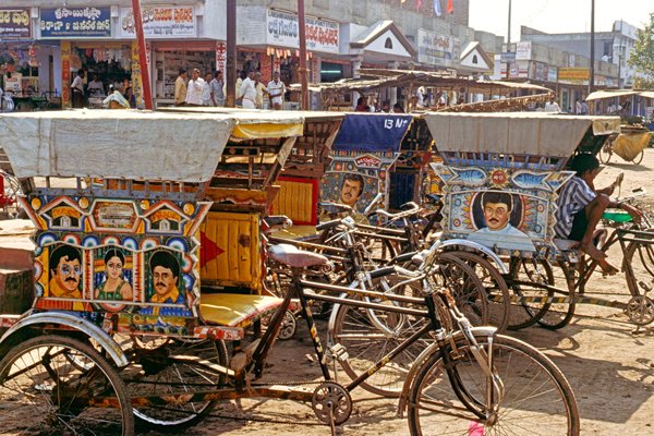 Fietstaxi's in Ongole zijn beschilderd met afbeeldingen van Indiase filmsterren