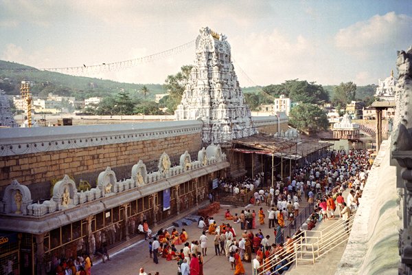 Venkateshwara tempel in  Tirumalai met een 'wachtkooi' voor de pelgrims