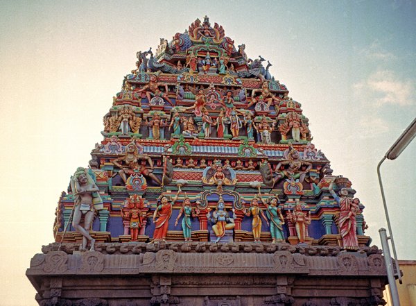 Een piramidevormig tempeltje in Madras, overladen met veelkleurige beeldjes