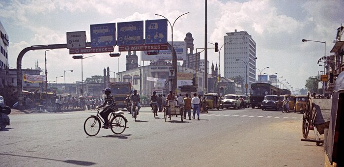Een kruispunt in Madras waar fietsers de auto's voor proberen te zijn