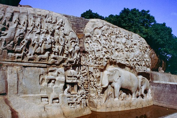 Een van de grote reliëfs in Mahabalipuram met olifanten en strijders