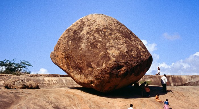 Krishna's Butter Ball, een grote vrijstaande steen in Mahabalipuram
