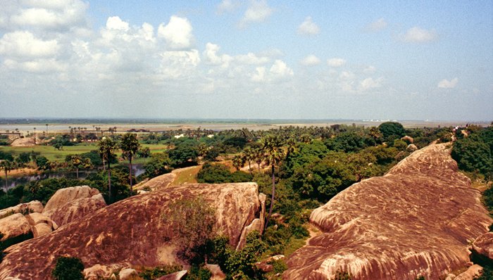 Uitzicht op de kuststrook bij Mahabalipuram, India