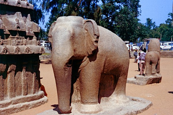 Grote olifantenbeelden in Mahabalipuram, India 1997