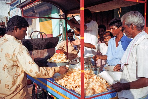 Een chipsbakker in Pondicherry, India 1997