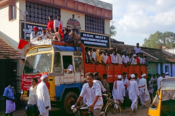 Een vrachtwagen met communistische betogers in Trichy, India 1997