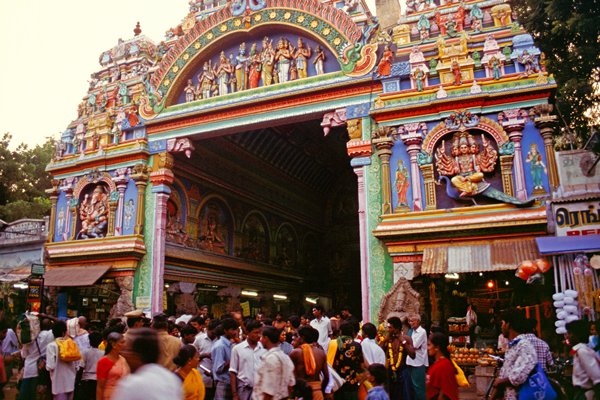 Eén van de drukke ingangen van de Sri Meenakshi tempel in Madurai