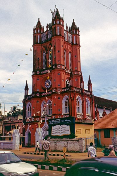 Een nep-gotische kerktoren in Trivandrum