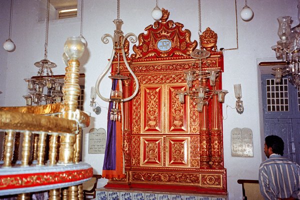 Het interieur van de Paradesi synagoge van Cochin