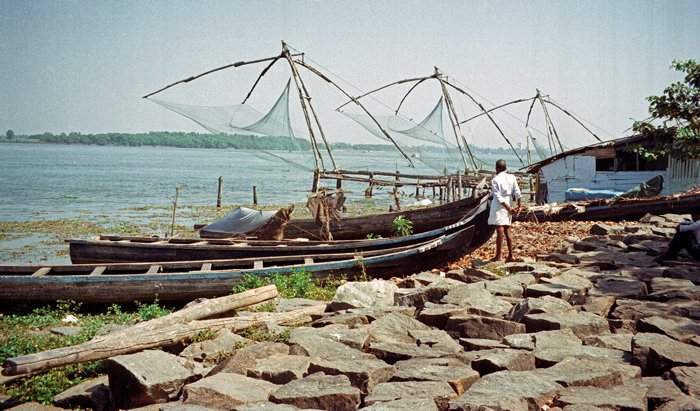 Boten en bijzondere visnetten in Cochin, India 1998