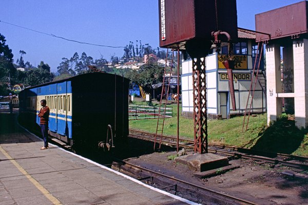 Op het aankomststation van Coonoor, India 1998
