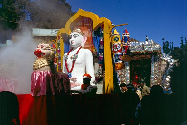 Een witte Godin in een stomend bad bij een processie in Ooty