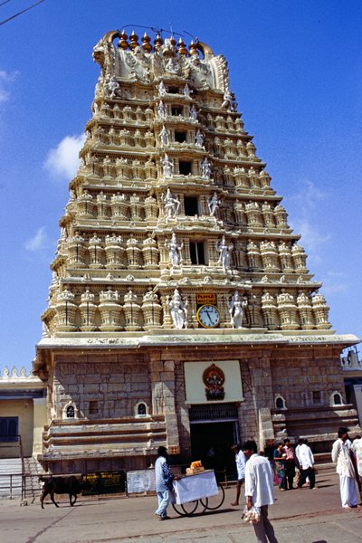 De goparam van de Sri Chamundeswari Temple in Mysore