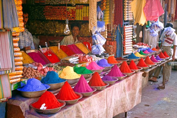 Kleurpoeder in allerlei tinten op de markt van Mysore