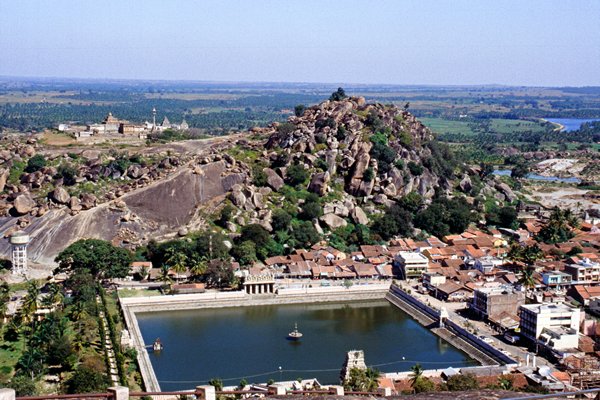 Uitzicht vanaf de Jaïn tempel hoog boven Sravanabelagola