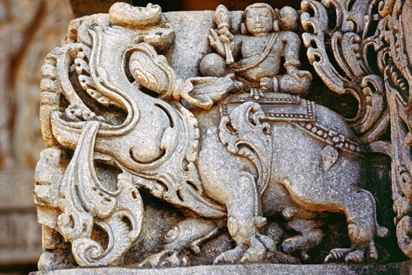 Reliëf van een mytisch beest op een Hoysala tempel in Halebid