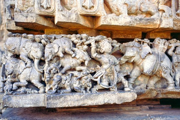 Een reliëf met de olifantensmijter op de Hoysaleswara Tempel, Halebid