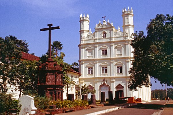 Een witte kerk in Old Goa