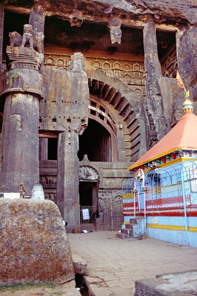 De in de rotsen uitgehouwen Karla Caves in de omgeving van Malavli
