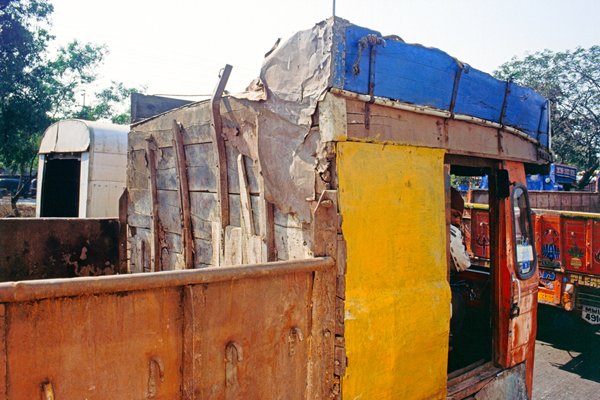 Een vrachtauto in Bombay die in elkaar geknutseld is