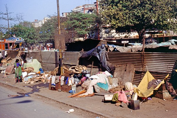 Wonen onder lappen en karton op een trottoir middenin Bombay
