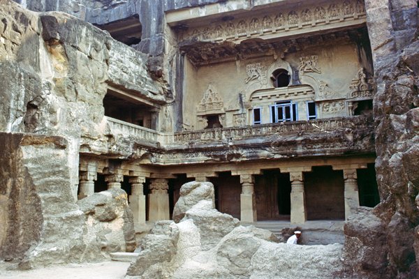 De in de rotswand uitgehouwen Jain tempel in Ellora