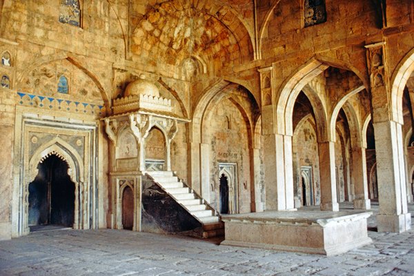Interieur van de Jama Masjid in Mandu, India
