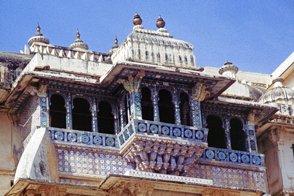 De façade van het City Palace in Udaipur