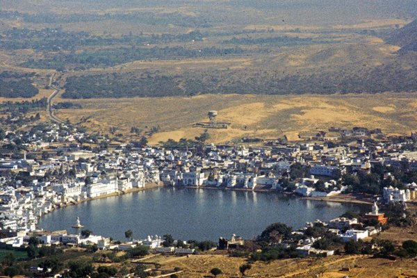 Uitzicht op de stad Pushkar in Rajasthan