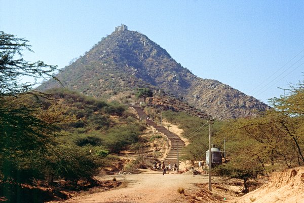 De Sawriti tempel op een geïsoleerde heuvel in Pushkar
