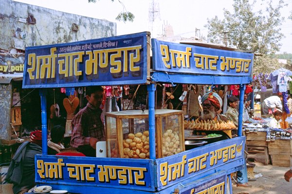 Een snackverkoper in Sawai Madhopur, Rajasthan 1998