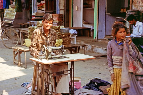 Een kleermaker in de openlucht in Sawai Madhopur, Rajasthan 1998