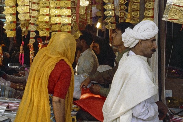 Mooie mensen in Jaipur bij een kraam met goudkleurige prullaria