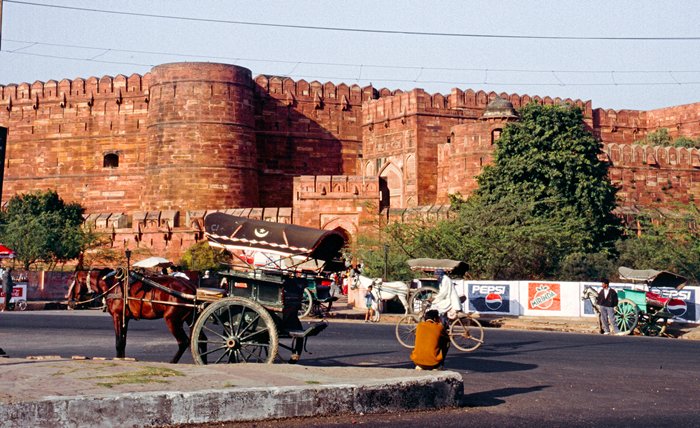 Een paardenkar bij het Red Fort in Agra, India 1998