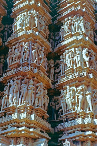 Een rijk bewerkte pilaar bij een van de tempels in Khajuraho, 1998