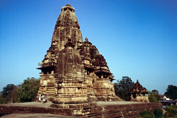 Een tempeltje op een plateau in Khajuraho