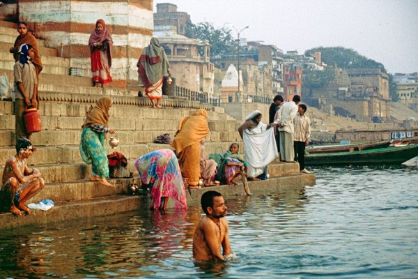 Baden in de Ganges bij Varanasi