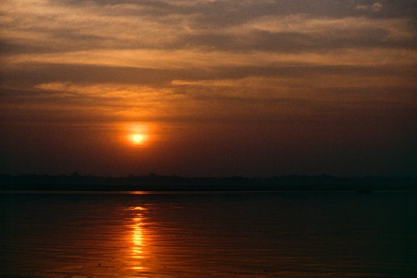 Zonsopkomst bij de Ganges in Varanasi
