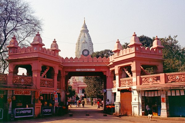 De toegangspoort bij Banares Hindu University, Varanasi