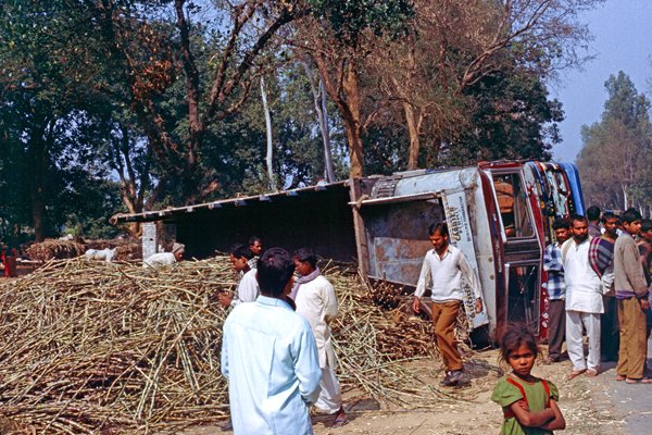 Elke dag zien we in India verongelukte auto's en vrachtwagens