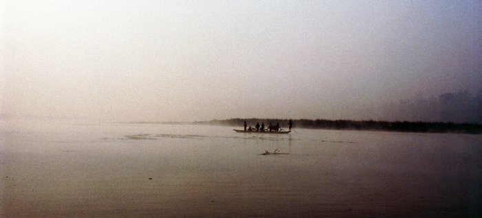 Mist op de Rapti rivier bij het Chitwan National Park.